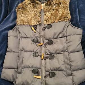 RuffHewn Gray Puffer Vest with Faux Fur Hood Trim and Toggle Closure